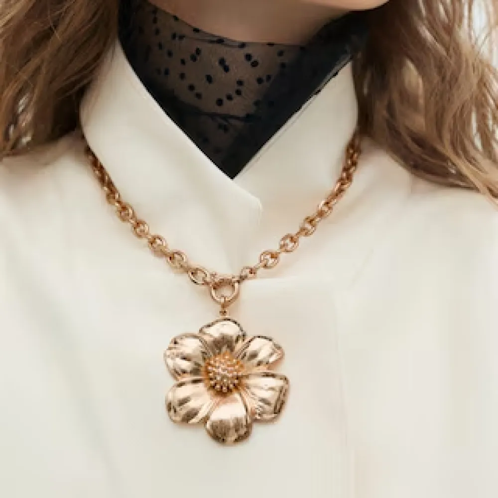 Gold Flower Pendant Necklace